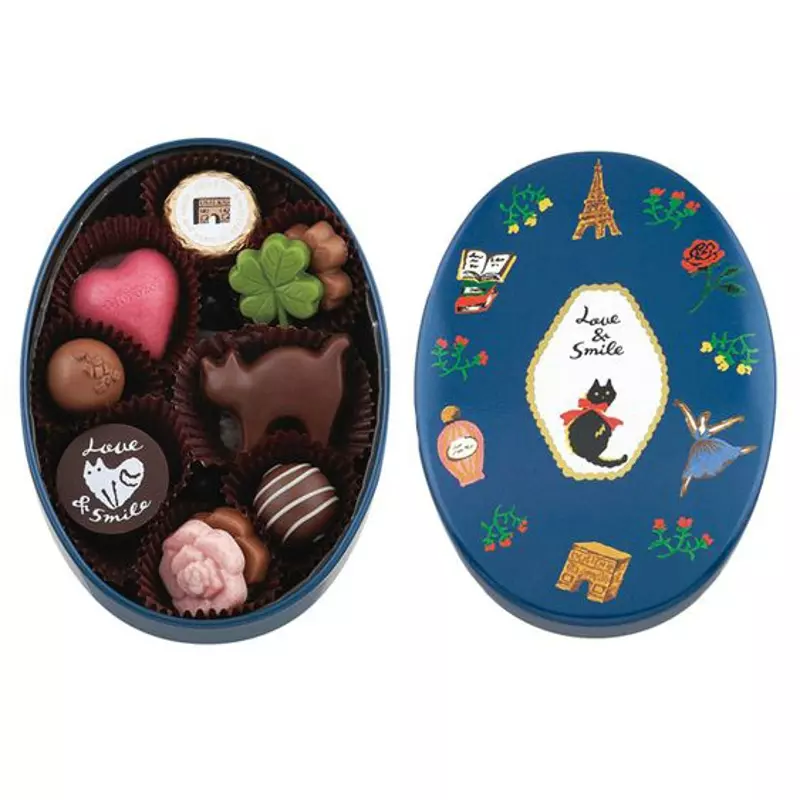 Two piece chocolate box with oval shape